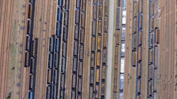 Dépôt avec de nombreux chemins de fer à la journée en ville par temps ensoleillé. Vue d'en haut . — Video