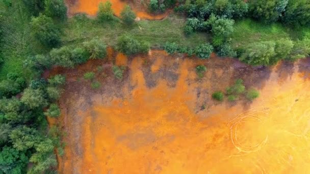 Antiguo tanque natural de ácido sulfúrico de color naranja en el sur de Polonia. Vista desde arriba . — Vídeo de stock