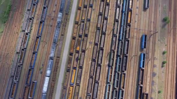 Depósito con muchos ferrocarriles al día en la ciudad en el día soleado. Vista desde arriba . — Vídeo de stock