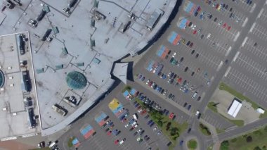 Süpermarket çatı ve birçok otomobil park, yukarıdan izlendi.