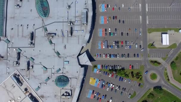 Techo del supermercado y muchos coches en el aparcamiento, visto desde arriba . — Vídeos de Stock