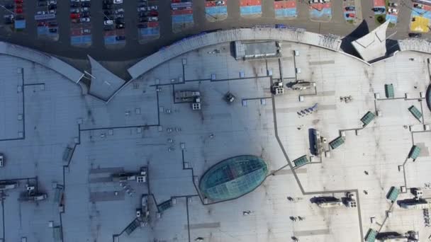 Supermarket roof and many cars in parking, viewed from above. — Stock Video