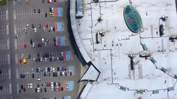 Supermercato tetto e molte auto in parcheggio, visto dall'alto . — Video Stock