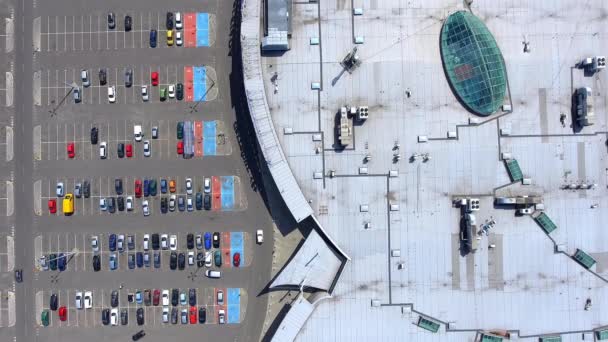 Toit du supermarché et de nombreuses voitures dans le stationnement, vue d'en haut . — Video