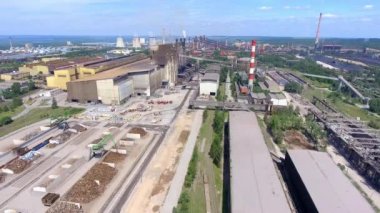 Çelik fabrika bacalardan suny gün ile. Metalurji tesisi. 