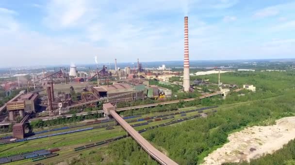 Stalen fabriek met schoorstenen op suny dag. Metallurgische fabriek. — Stockvideo