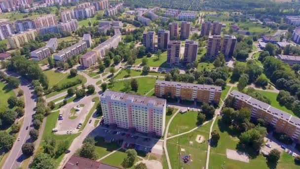 Typique bloc socialiste d'appartements en Pologne. Europe de l'Est. Vue d'en haut . — Video