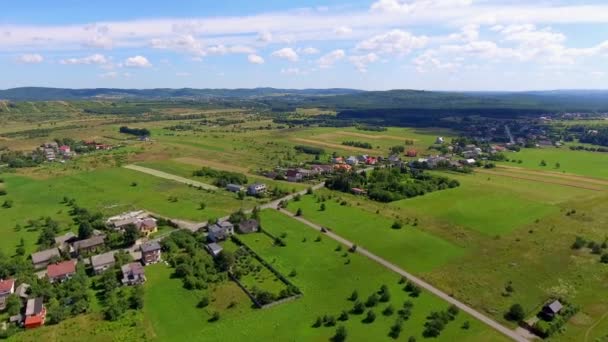 Wiejski krajobraz z zielonego wzgórza i błękitne niebo w Polsce. Od góry. — Wideo stockowe