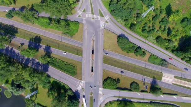 Drukke snelweg luchtfoto in Polen. — Stockvideo