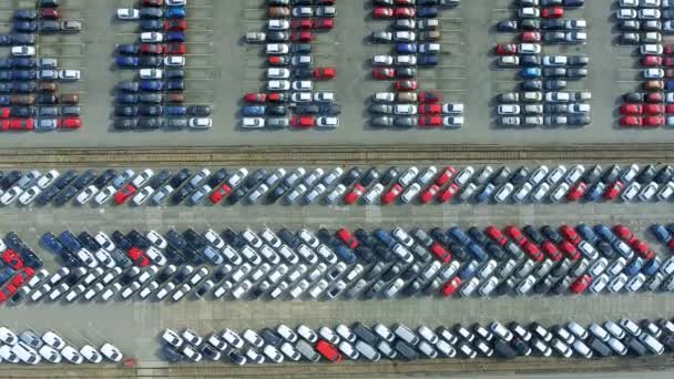 Vista aérea lote de veículos no estacionamento para carro novo . — Vídeo de Stock
