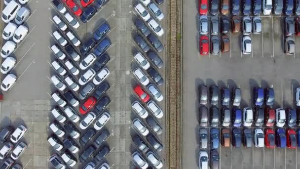 Luftaufnahme viele Fahrzeuge auf dem Parkplatz für Neuwagen. — Stockvideo