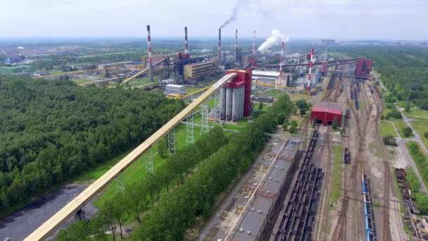 Usine d'acier avec cheminées au jour ensoleillé.Usine métallurgique . — Video