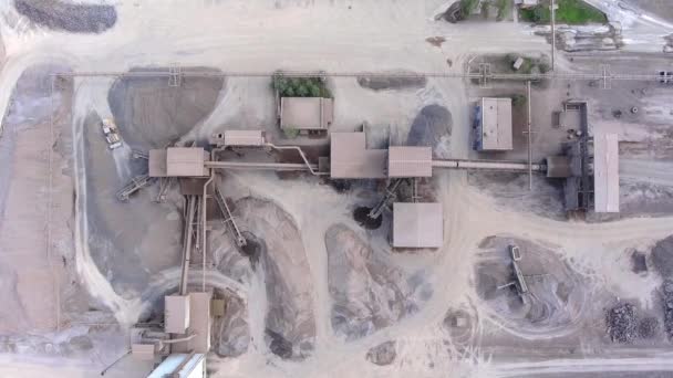 Vue aérienne des carrières de sable à ciel ouvert. Vue d'en haut. — Video