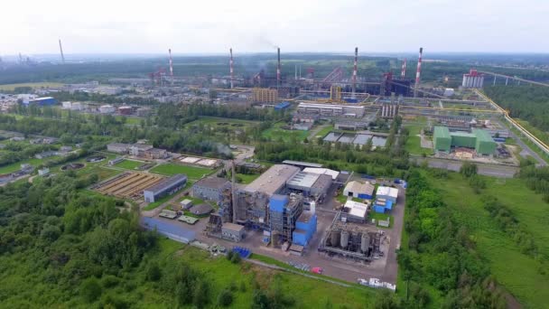 Usine d'acier avec cheminées au jour ensoleillé.Usine métallurgique . — Video