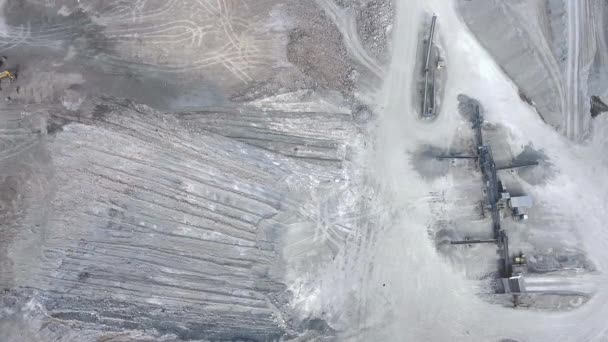 Vue aérienne des carrières de sable à ciel ouvert. Vue d'en haut. — Video