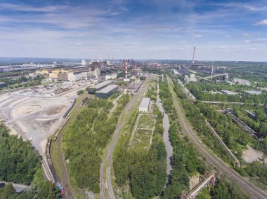 Çelik fabrika bacalardan suny gün ile. Metalurji tesisi. 