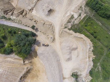 Tarak ve kamyon kum sahada çalışan havadan görünümü 