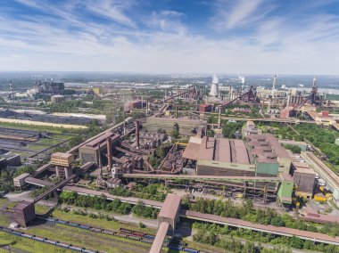 Çelik fabrika bacalardan suny gün ile. Metalurji tesisi. 