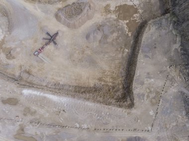 Tarak ve kamyon kum sahada çalışan havadan görünümü 