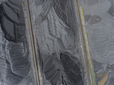 Ekskavatör alt yüzeyinde benim çıkarım. Kahverengi kömür yatakları