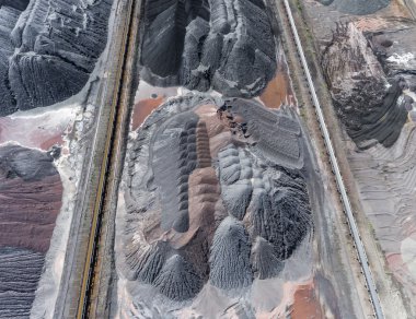 Ekskavatör alt yüzeyinde benim çıkarım. Kahverengi kömür yatakları