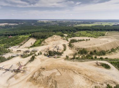 Tarak ve kamyon kum sahada çalışan havadan görünümü 