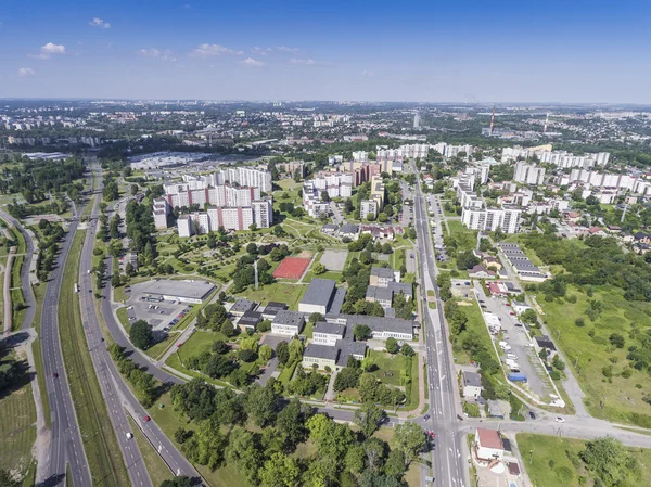 Típico bloco socialista de apartamentos na Polónia. Europa Oriental. Vista fr — Fotografia de Stock