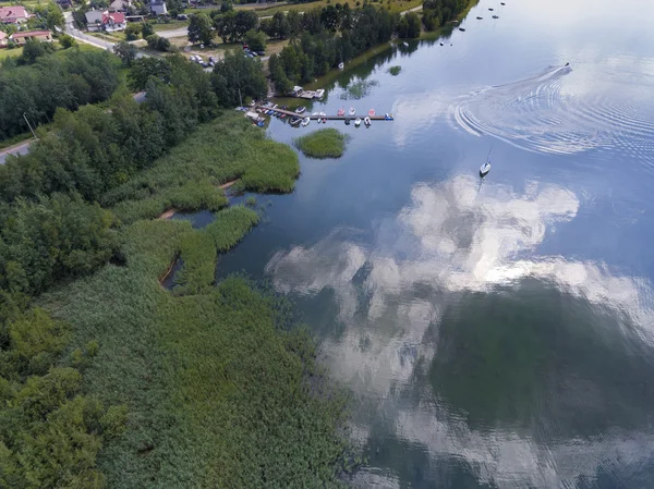 Летнее время Озеро и зеленый лес, в Польше Lanscape. Вид с — стоковое фото