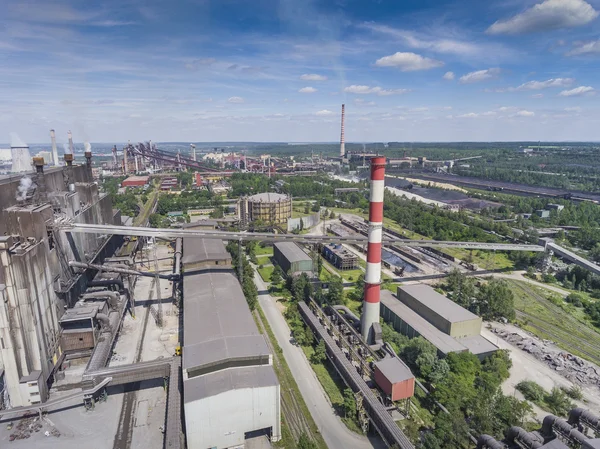 Stål fabriken med skorstenar på suny dagen. Metallurgical växten. — Stockfoto