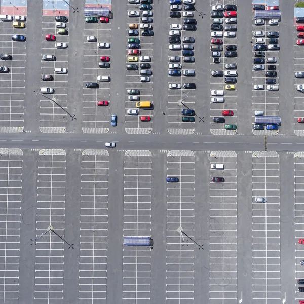 Supermarket roof and many cars in parking, viewed from above. — Stock Photo, Image