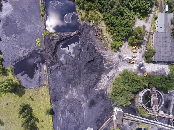 Mina de carbón en el sur de Polonia. Tierra destruida. Vista desde arriba . —  Fotos de Stock