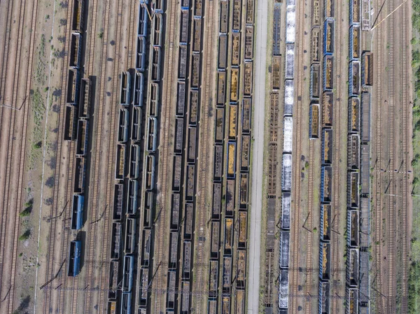 Dépôt avec de nombreux chemins de fer à la journée en ville par temps ensoleillé. Vue de — Photo