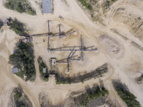 Vista aérea de excavadora y camión trabajando en el campo de arena — Foto de Stock