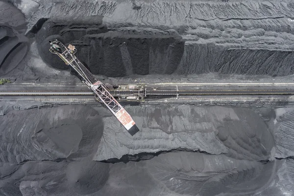 Excavadora minera en la mina de la superficie inferior. Depósitos de carbón marrón — Foto de Stock