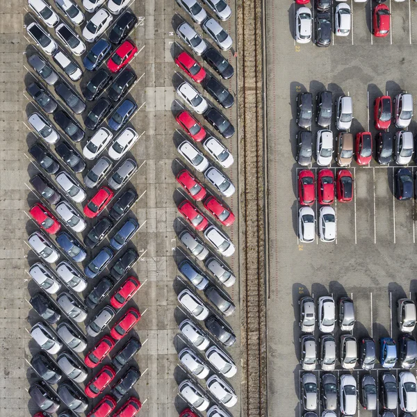 Vista aérea lote de veículos no estacionamento para carro novo . — Fotografia de Stock