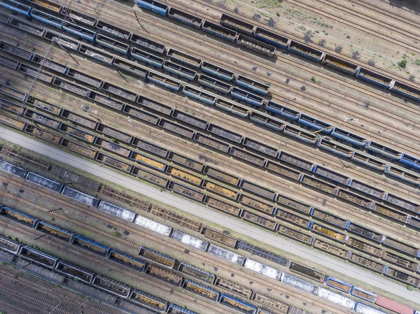 Sklad s mnoha železnice na den v městě na slunečný den. Pohled z — Stock fotografie