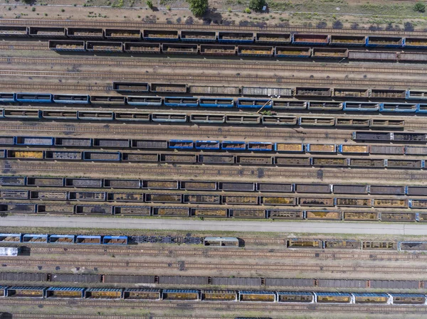 Depósito con muchos ferrocarriles al día en la ciudad en el día soleado. Vista desde — Foto de Stock