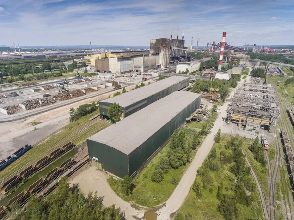 Fábrica de aço com chaminés no dia ensolarado.Planta metalúrgica . — Fotografia de Stock