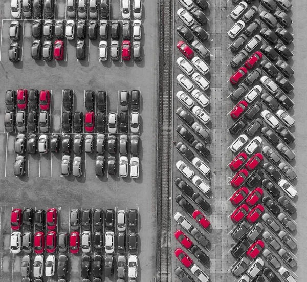 Letecký pohled na mnoho vozidel na parkoviště za nové auto. Černá a Wh — Stock fotografie