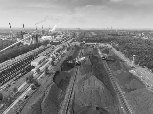 Fábrica de aço com chaminés no dia ensolarado.Planta metalúrgica . — Fotografia de Stock