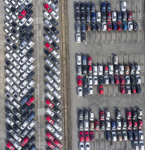 Yeni araba için park yeri araçlarda sürü havadan görünümü. — Stok fotoğraf