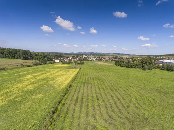 Paisaje rural con colina verde y cielo azul en Polonia. Ver fro —  Fotos de Stock