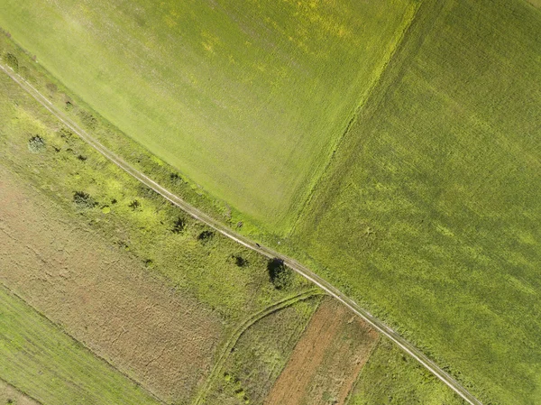 Paisaje rural con colina verde y cielo azul en Polonia. Ver fro — Foto de Stock