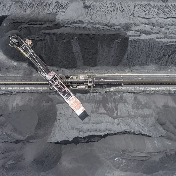 Excavadora minera en la mina de la superficie inferior. Depósitos de carbón marrón —  Fotos de Stock