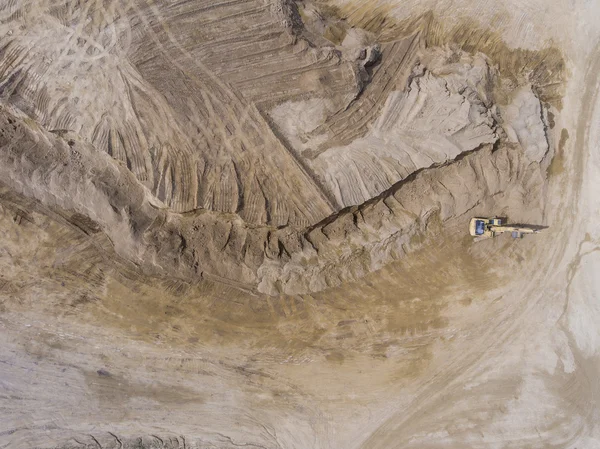 Вид з повітря на екскаватор і вантажівку, що працює на полі піску — стокове фото