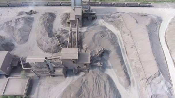 Légi kilátás nyílt gödör homok kőbányák. Kilátás felülről. — Stock videók