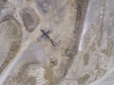 Tarak ve kamyon kum sahada çalışan havadan görünümü 