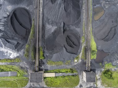 Ekskavatör alt yüzeyinde benim çıkarım. Kahverengi kömür yatakları