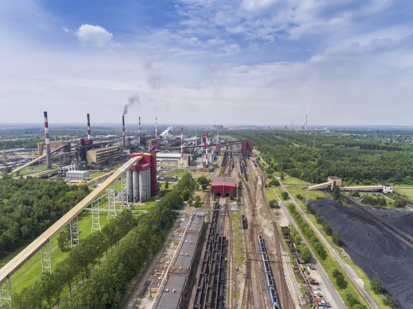 Fábrica de aço com chaminés no dia ensolarado.Planta metalúrgica . — Fotografia de Stock