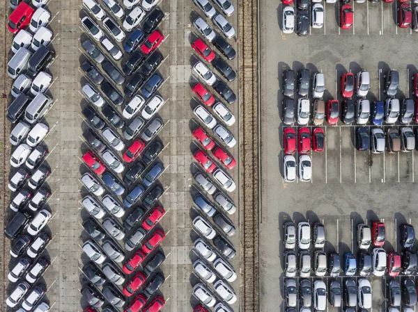 Widok z lotu ptaka dużo pojazdów na parkingu dla samochodów nowych. — Zdjęcie stockowe